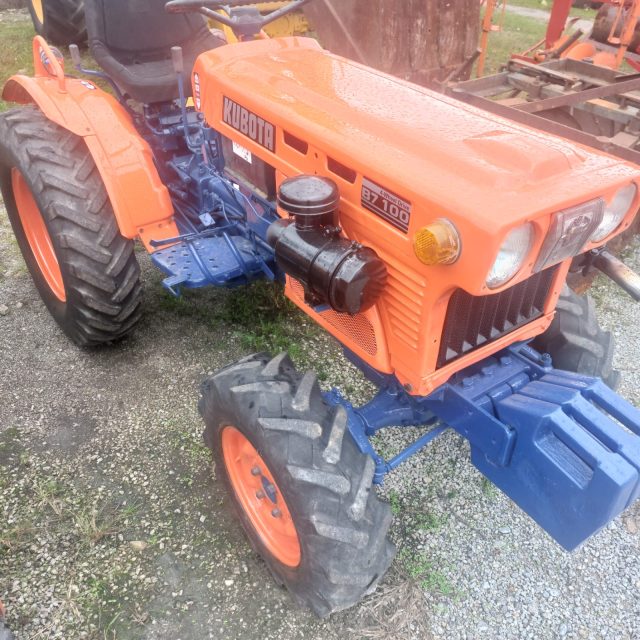 Trator Kubota  B7100